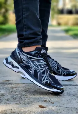 حراج ویژه کفش کتونی اسپرت مردانه و پسرانه مدل اسیکس بسیار نرم و راحت رنگ مشکی سفید