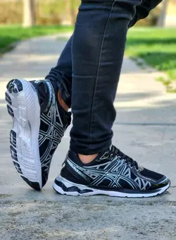 حراج ویژه کفش کتونی اسپرت مردانه و پسرانه مدل اسیکس بسیار نرم و راحت رنگ مشکی سفید