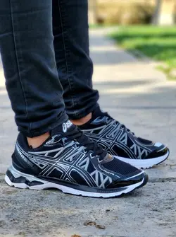 حراج ویژه کفش کتونی اسپرت مردانه و پسرانه مدل اسیکس بسیار نرم و راحت رنگ مشکی سفید