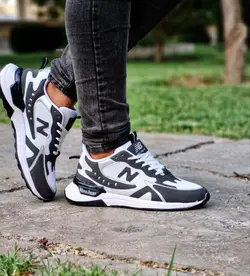 حراج ویژه این هفته کفش کتونی اسپرت مردانه پسرانه مدل نیوبالانس زیره پیو راحت و سبک رنگ سفید طوسی خاص و زیبا