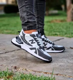 حراج ویژه این هفته کفش کتونی اسپرت مردانه پسرانه مدل نیوبالانس زیره پیو راحت و سبک رنگ سفید طوسی خاص و زیبا