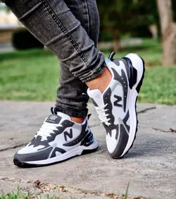 حراج ویژه این هفته کفش کتونی اسپرت مردانه پسرانه مدل نیوبالانس زیره پیو راحت و سبک رنگ سفید طوسی خاص و زیبا