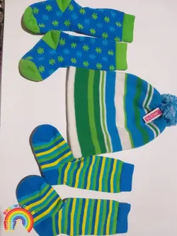 کلاه سبز و پک دوعددی جوراب حوله ای