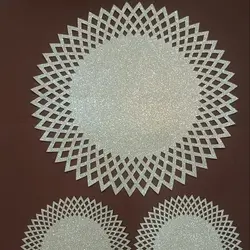 رومیزی چرم اکلیلی گرد سه تکه مدل آفتابگردان در دو رنگ طلایی و نقره‌ای