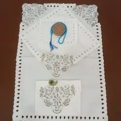 سجاده جانماز سفید عروس همراه جلد قرآن با گلدوزی طلایی و نقره‌ای