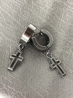 گوشواره حلقه ای طرح صلیب مشکی