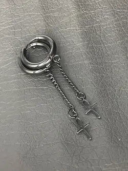 گوشواره آویز مشکی یک صلیب