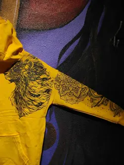 هودی نیم  رخ شیر