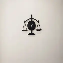ساعت دیواری طرح ترازو عدالت
