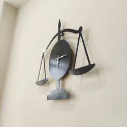 ساعت دیواری طرح ترازو عدالت