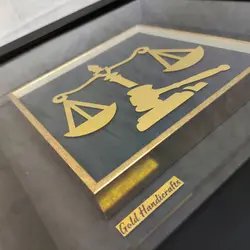تابلو ترازو و چکش عدالت طلاکوب