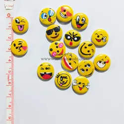 دکمه طرح ایموجی چوبی