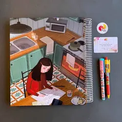 آلبوم عکس چسبی دختر در آشپزخانه
