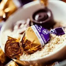 شکلات پذیرایی برنوتی تلخ با مغز کنجد یک کیلویی - شهر گیلاس | فروشگاه تخصصی پاستیل و شکلات