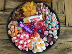 سینی خوشمزه پاستیل و شکلات