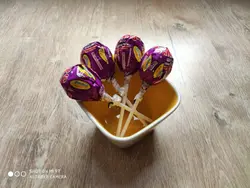 آبنبات چوبی طعم انگور با مغز آدامس یک عدد - شهر گیلاس | فروشگاه تخصصی پاستیل و شکلات