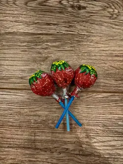 پک 3 عددی آبنبات چوبی توت فرنگی با مغز آدامس - شهر گیلاس | فروشگاه تخصصی پاستیل و شکلات