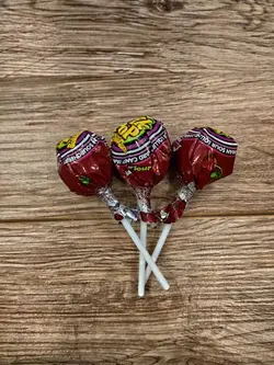 پک 3 عددی آبنبات چوبی آلبالو با مغز آدامس - شهر گیلاس | فروشگاه تخصصی پاستیل و شکلات