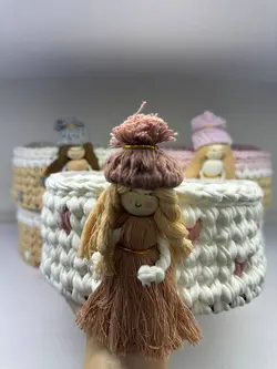 قیمت و خرید سبد لوسیون مکرومه طرح دختر سفید - سیسمونی آقابزرگ