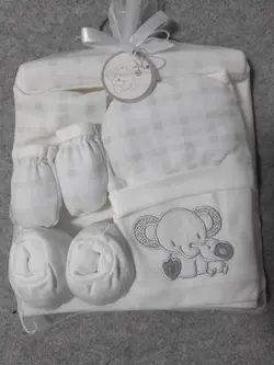 قیمت و خرید ست بیمارستانی گلدوزی مادرکر طرح فیل مامی چهارخونه - سیسمونی آقابزرگ