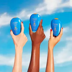 لوسیون ضد آفتاب و ضد چروک بی رنگ SPF50 صورت و بدن شیسیدو مناسب انواع پوست حجم 150 میل | رز سفید
