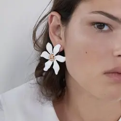 گوشواره نامتقارن طرح گل