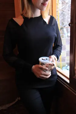 بلوز بافت حریر مشکی سرشانه باز