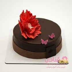 کیک شکلاتی با تزئین گل قرمز | اپلیکیشن قنادی