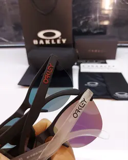 عینک ورزشی زنانه و مردانه اوکلی مدل OAKLEY FROGSKINS OO9374