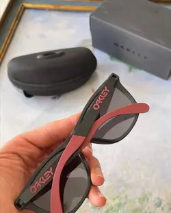 عینک ورزشی زنانه و مردانه اوکلی مدل OAKLEY FROGSKINS OO9428