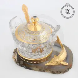 ظرف خاویار با یک کاسه کریستال بر روی سنگ عقیق