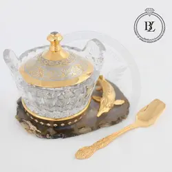 ظرف خاویار با یک کاسه کریستال بر روی سنگ عقیق