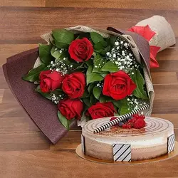 ترکیب کیک شکلاتی و دسته گل رز قرمز (امارات)