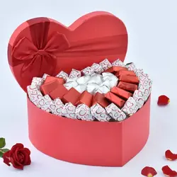شکلات شیرینی در جعبه شکل قلب (امارات)