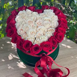 باکس گل 50 شاخه عشق