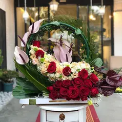سبد گل آنتوریوم صورتی و رز سرخ