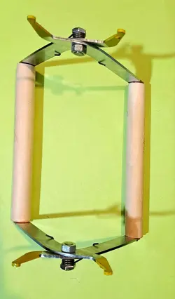 انبر قاب گیر دسته چوبی برای برداشتن شان زنبور عسل از کندو