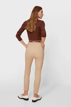 شلوار فاق بلند کمربند دار کرم زنانه از برند استرادیواریوس Stradivarius (ساخت اسپانیا)