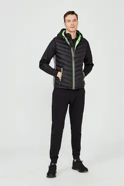 جلیقه بادی جیب دار ضدآب کلاه دار مردانه مشکی آوا Avva (ساخت ترکیه)