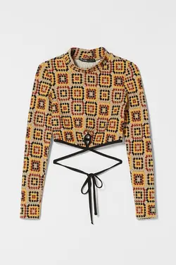 کراپ آستین بلند قلاب بافی یقه ایستاده طرحدار زنانه رنگ کرم برشکا Bershka (ساخت اسپانیا)