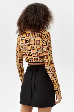 کراپ آستین بلند قلاب بافی یقه ایستاده طرحدار زنانه رنگ کرم برشکا Bershka (ساخت اسپانیا)