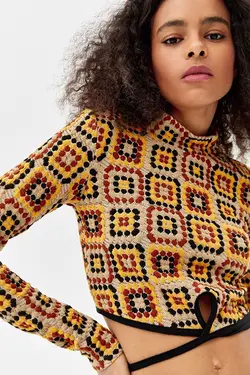 کراپ آستین بلند قلاب بافی یقه ایستاده طرحدار زنانه رنگ کرم برشکا Bershka (ساخت اسپانیا)