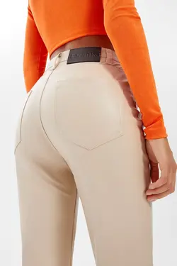 شلوار چرم مصنوعی زنانه رنگ شنی ماسه ای برشکا Bershka (ساخت اسپانیا)