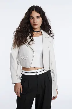 کت زنانه چرم مصنوعی رنگ سفید با کمربند از برند استرادیواریوس Stradivarius (ساخت اسپانیا)