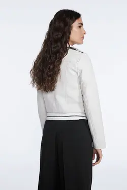 کت زنانه چرم مصنوعی رنگ سفید با کمربند از برند استرادیواریوس Stradivarius (ساخت اسپانیا)
