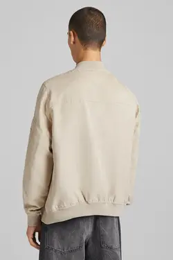سویشرت بمب افکن جیر مصنوعی مردانه رنگ کرم برشکا Bershka (ساخت اسپانیا)