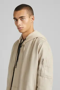 سویشرت بمب افکن جیر مصنوعی مردانه رنگ کرم برشکا Bershka (ساخت اسپانیا)