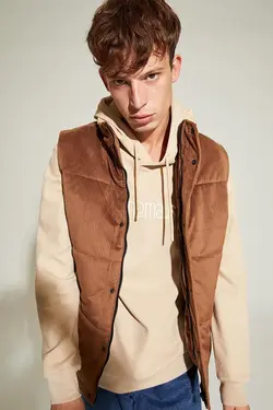 جلیقه بادی مردانه رنگ کاراملی مخملی یقه دار استایل خیابانی برند دفاکتو DeFacto (ساخت ترکیه)