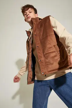 جلیقه بادی مردانه رنگ کاراملی مخملی یقه دار استایل خیابانی برند دفاکتو DeFacto (ساخت ترکیه)