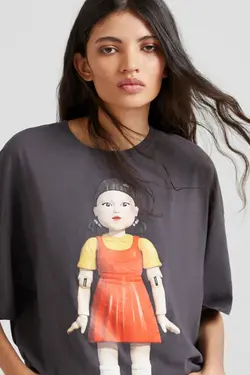 تی شرت نوک مدادی مدل قواره دار طرح چاپی بازی مرکب آستین کوتاه زنانه برشکا Bershka (ساخت اسپانیا)